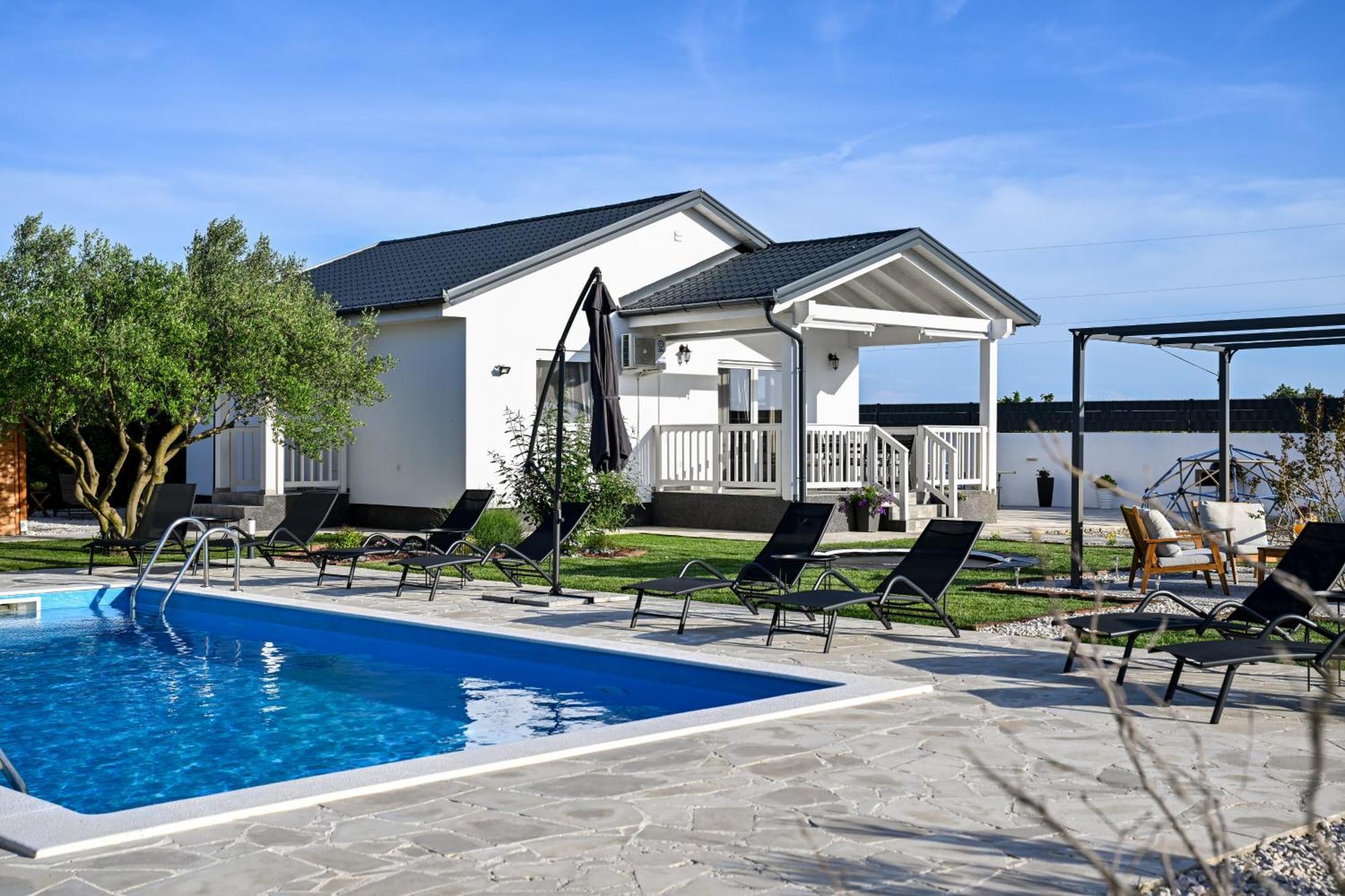 Holiday Home Aprilis With Pool, Jacuzzi And Sauna Galovac  Kültér fotó