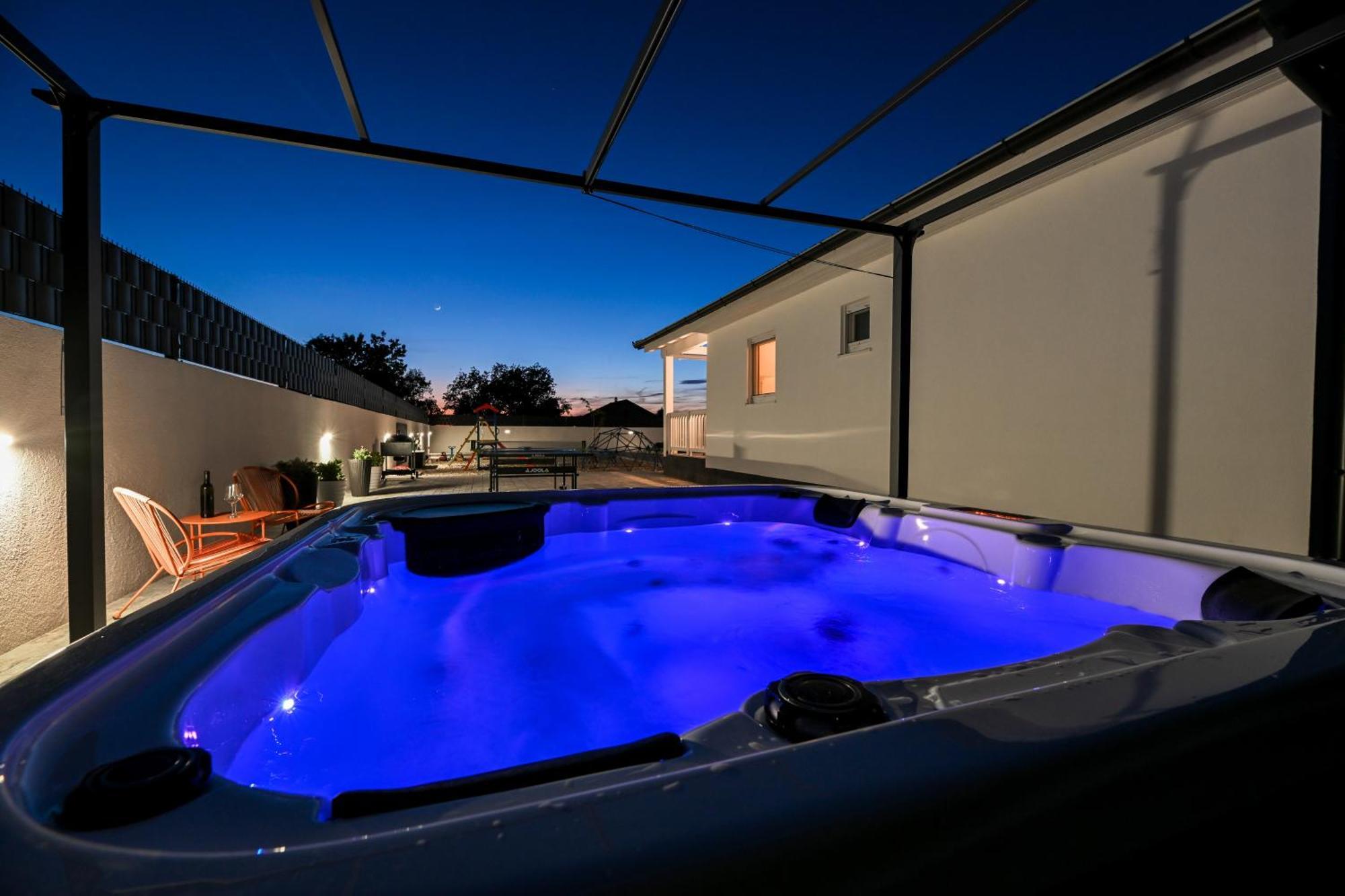 Holiday Home Aprilis With Pool, Jacuzzi And Sauna Galovac  Kültér fotó