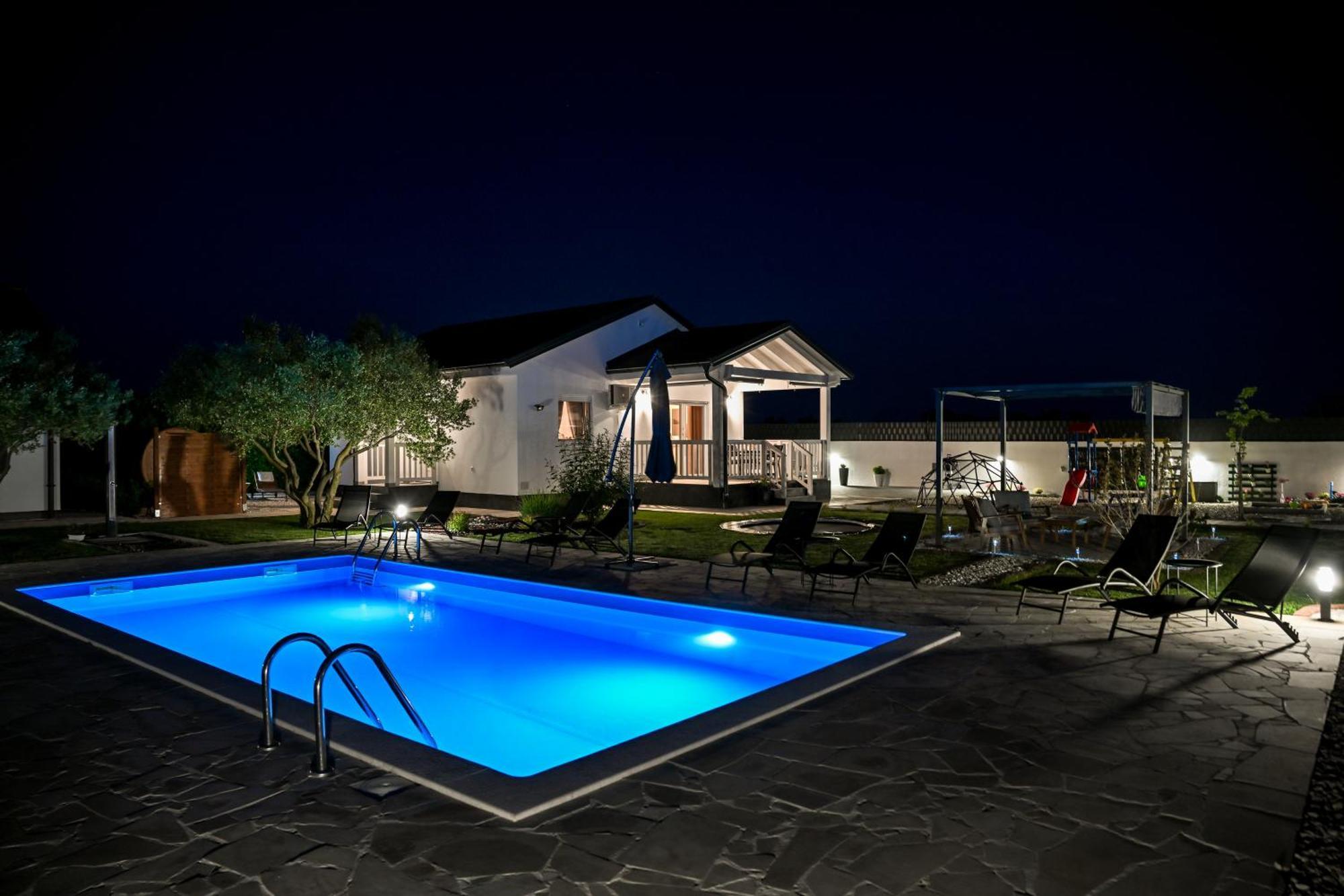 Holiday Home Aprilis With Pool, Jacuzzi And Sauna Galovac  Kültér fotó