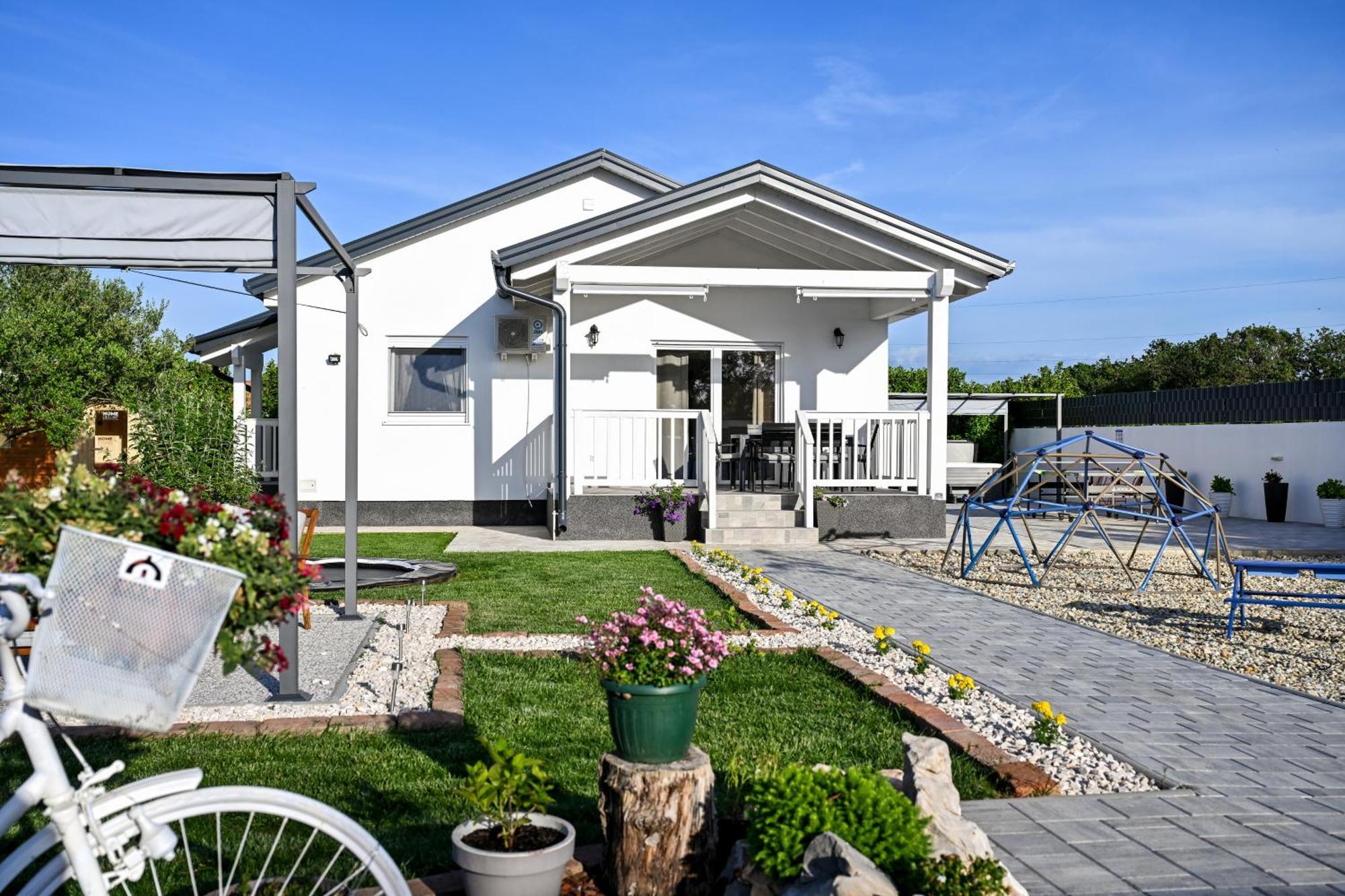Holiday Home Aprilis With Pool, Jacuzzi And Sauna Galovac  Kültér fotó
