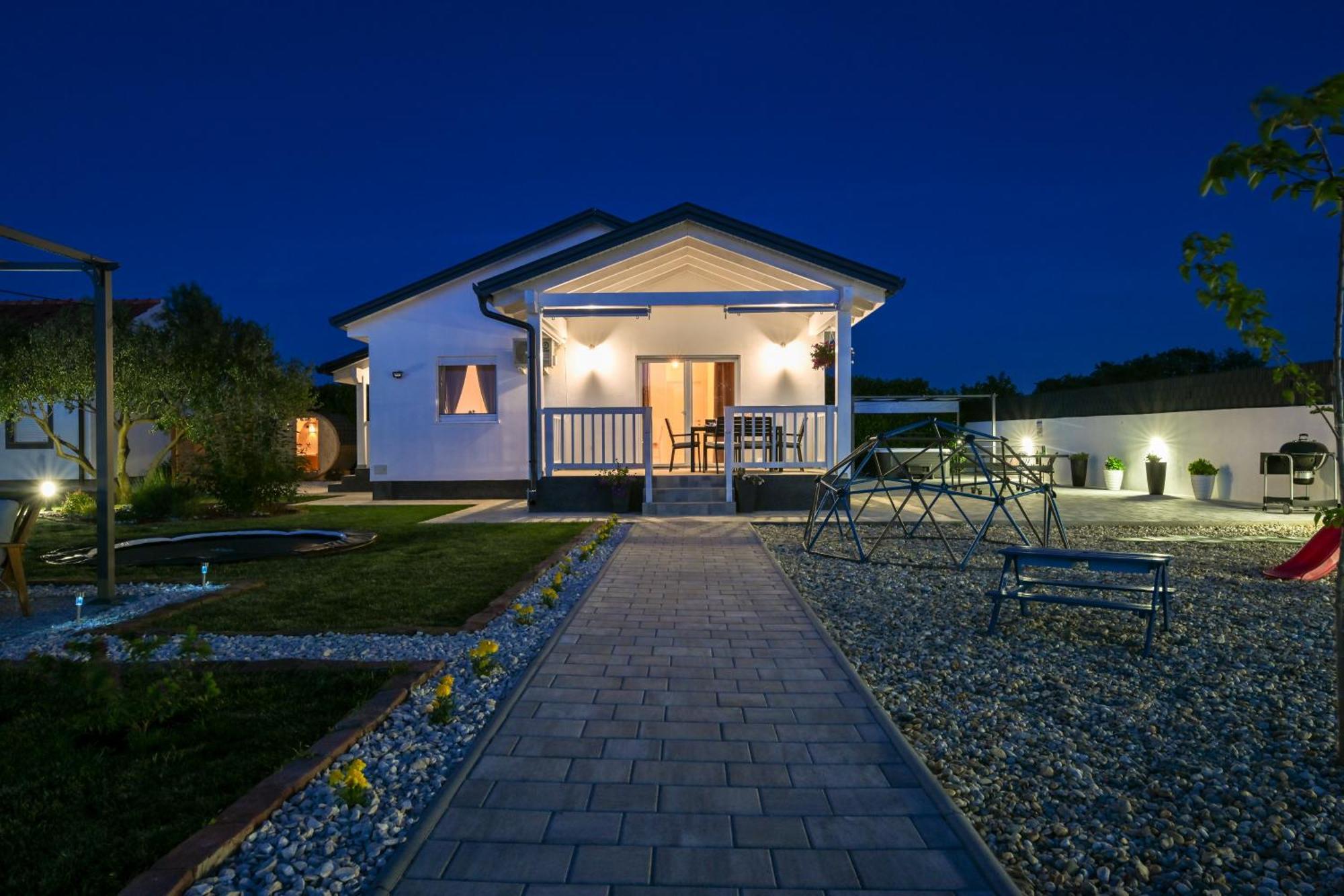 Holiday Home Aprilis With Pool, Jacuzzi And Sauna Galovac  Kültér fotó